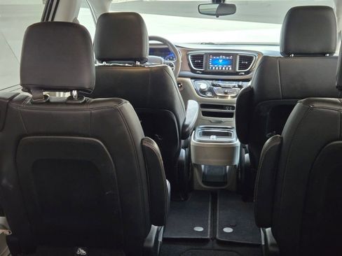 Used 2018 Chrysler Pacifica Touring-L image 20