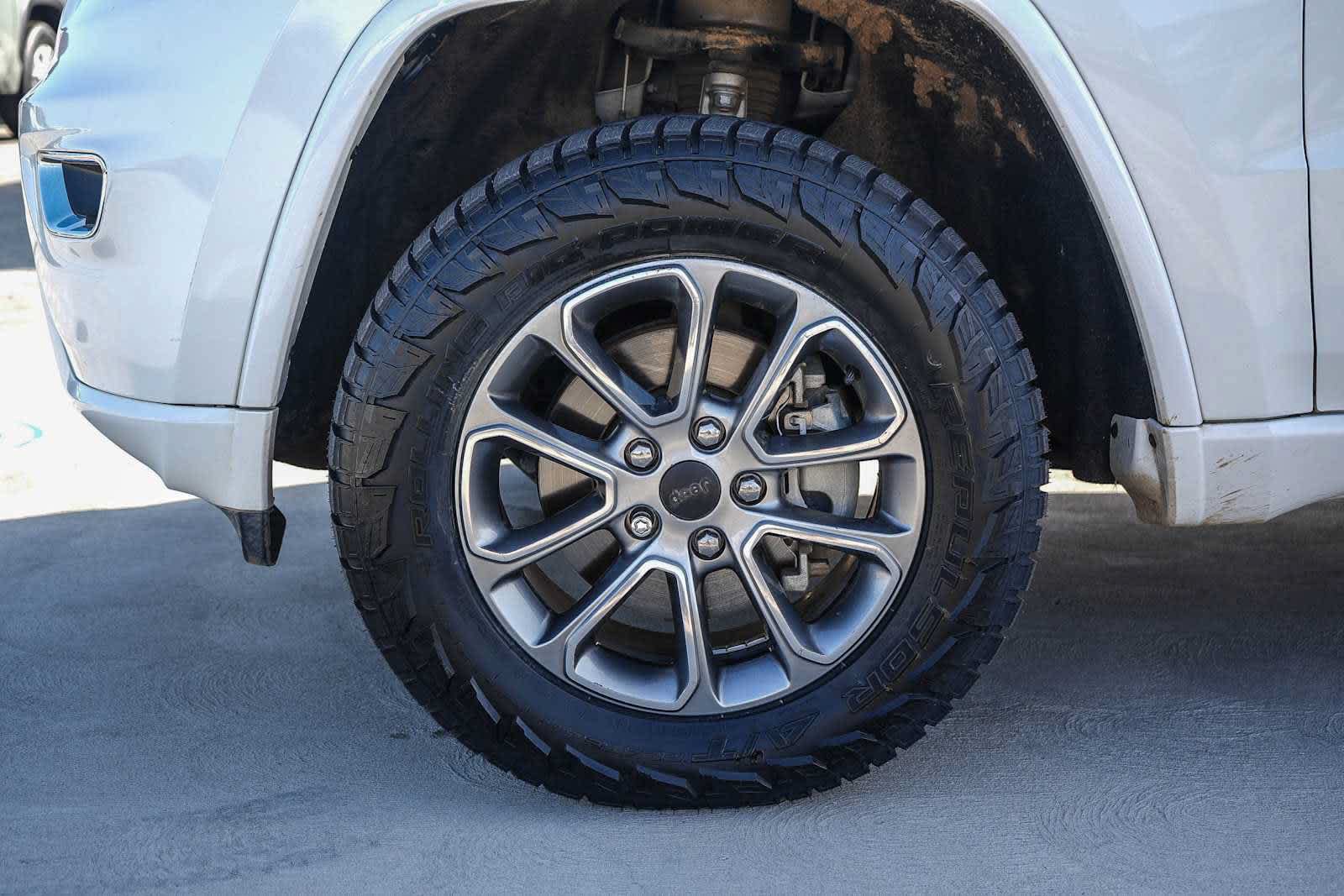 Used 2019 Jeep Grand Cherokee Overland AWD/4WD image 11