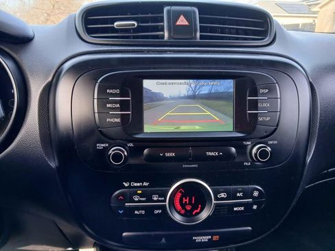 Used 2017 Kia Soul + FWD image 13