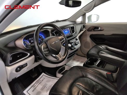 Used 2018 Chrysler Pacifica Touring-L image 35