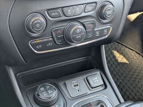 Used 2019 Jeep Cherokee Trailhawk w/ Comfort/Convenience Group image 14