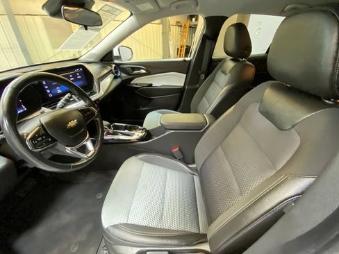 Used 2025 Chevrolet Trax LT FWD image 21