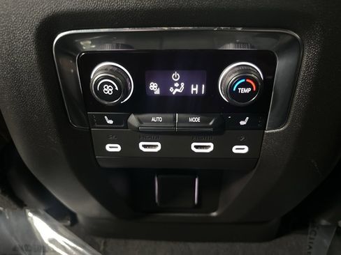 Used 2023 Chevrolet Suburban High Country image 39