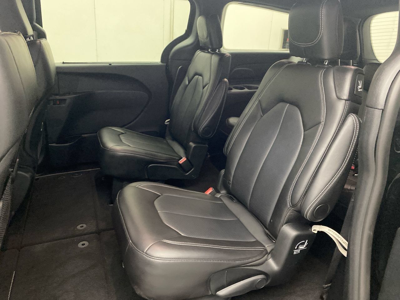 Used 2025 Chrysler Pacifica Select FWD image 23
