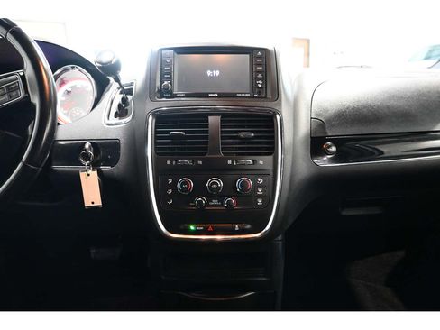 Used 2019 Dodge Grand Caravan SXT w/ Blacktop Package FWD image 23
