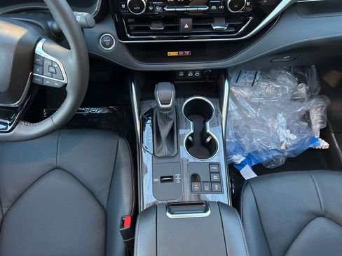 New 2026 Toyota Highlander Platinum image 15