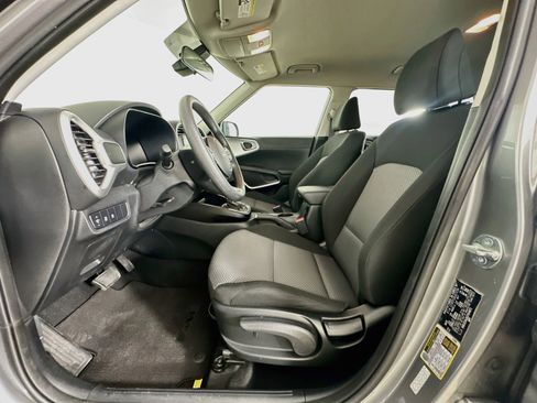 Used 2025 Kia Soul LX w/ LX Technology Package FWD image 13