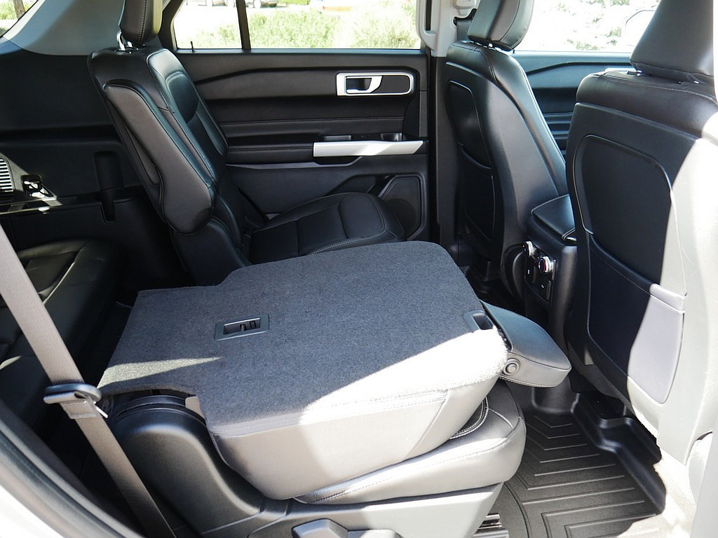 Used 2020 Ford Explorer XLT w/ Equipment Group 202A AWD/4WD image 57