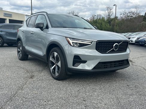 Used 2024 Volvo XC40 B5 Core image 3