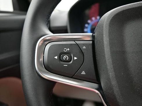 Used 2023 Volvo XC40 B5 Plus image 24