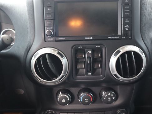 Used 2017 Jeep Wrangler Unlimited Rubicon w/ Connectivity Group AWD/4WD image 13