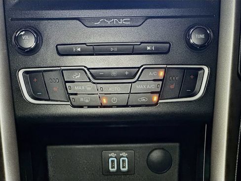Used 2020 Ford Fusion SE AWD/4WD image 13
