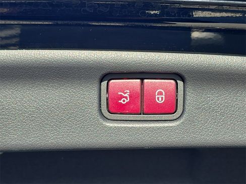 Used 2022 Mercedes-Benz C 300 Sedan image 16