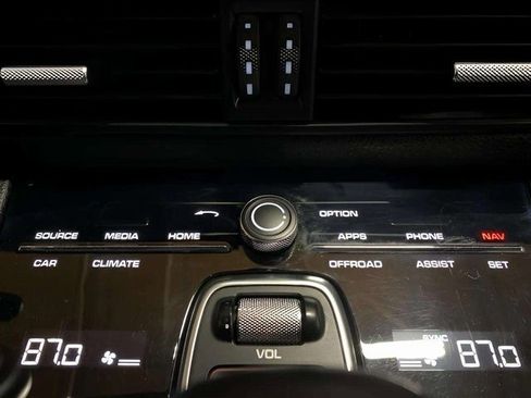 Used 2019 Porsche Cayenne w/ Premium Package image 55