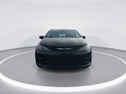 Used 2023 Chrysler Voyager LX image 3