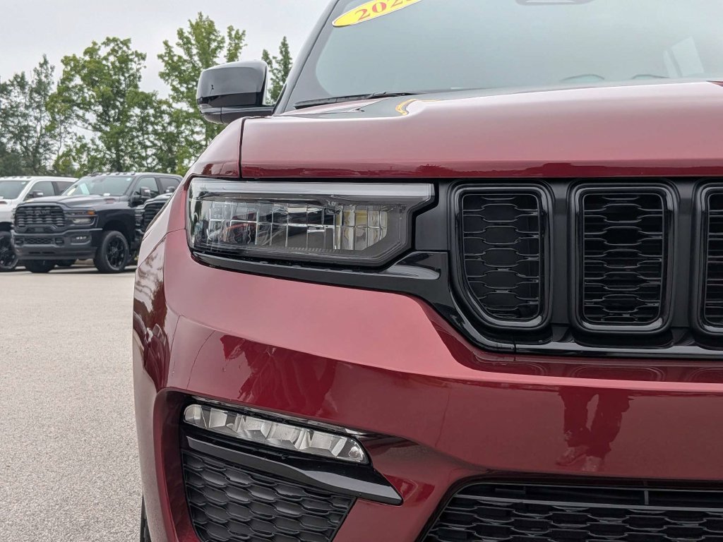 Used 2025 Jeep Grand Cherokee Limited AWD/4WD image 9
