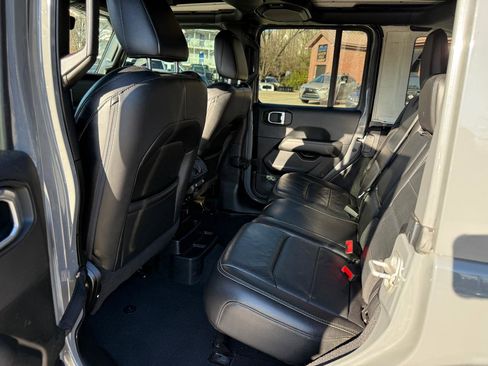 Used 2019 Jeep Wrangler Unlimited Sahara image 24