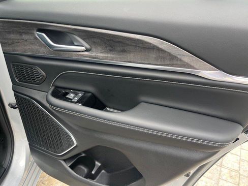 Used 2023 Jeep Grand Cherokee Overland image 19