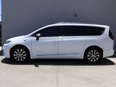 Used 2025 Chrysler Pacifica Pinnacle FWD image 2