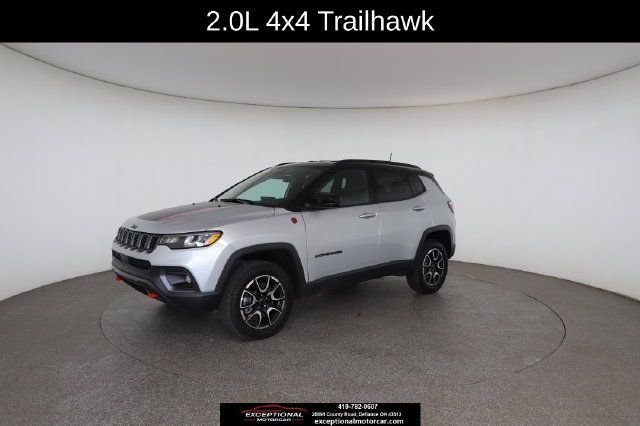 Used 2025 Jeep Compass Trailhawk AWD/4WD image 4