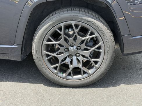 Used 2024 Jeep Grand Cherokee L Summit AWD/4WD image 12