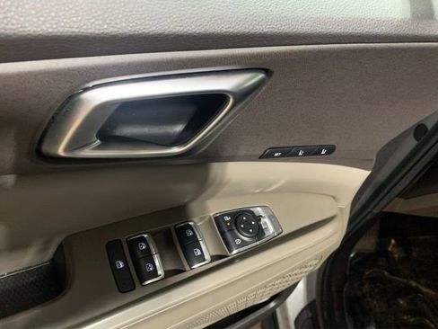 Used 2025 Kia Carnival EX image 16