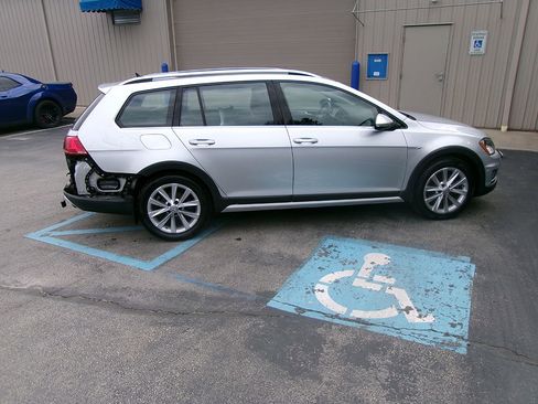 Used 2017 Volkswagen Golf Alltrack SE AWD/4WD image 3