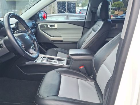 Used 2022 Ford Explorer XLT w/ Equipment Group 202A image 8
