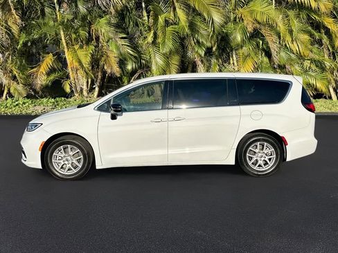 Used 2025 Chrysler Pacifica Select image 8