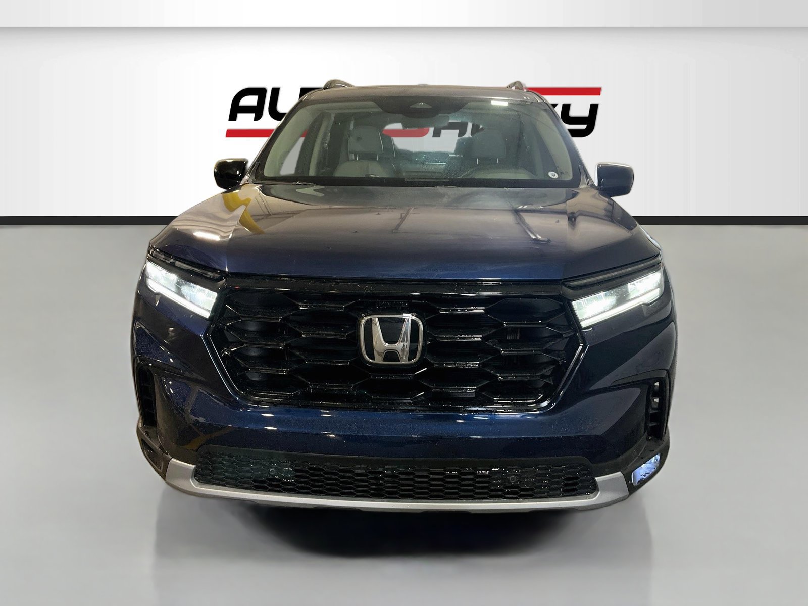 Used 2025 Honda Pilot Touring image 2