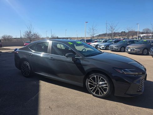 Used 2025 Toyota Camry XLE image 3