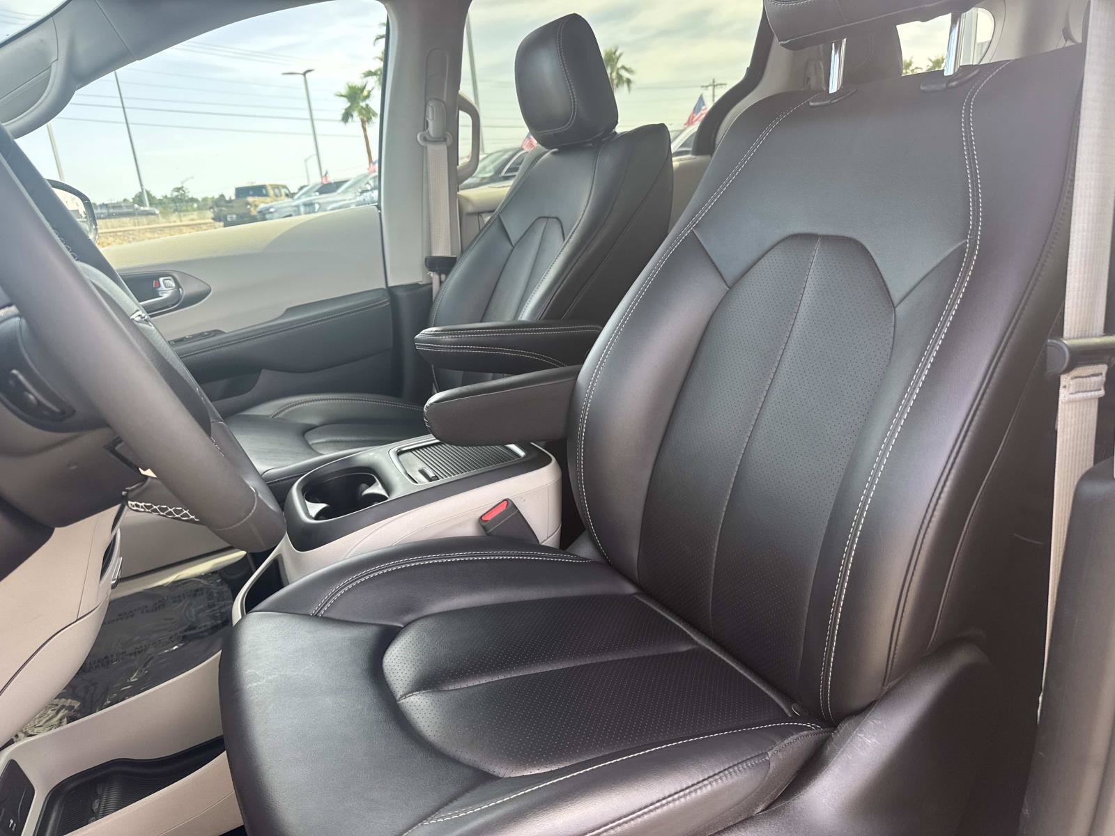 Used 2024 Chrysler Pacifica Touring-L FWD image 17