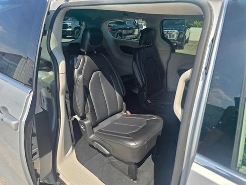 Used 2024 Chrysler Pacifica Touring-L FWD image 36