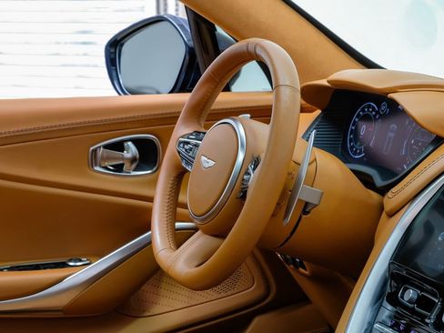 Used 2021 Aston Martin DBX image 11