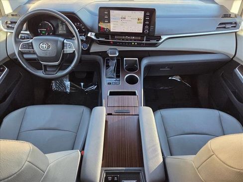 Used 2024 Toyota Sienna XLE image 17