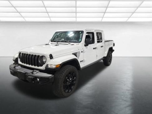 Used 2025 Jeep Gladiator Sport AWD/4WD image 9
