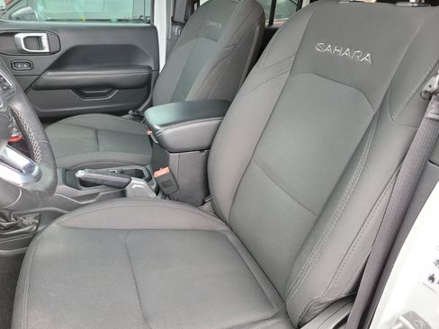 Used 2018 Jeep Wrangler Unlimited Sahara image 4