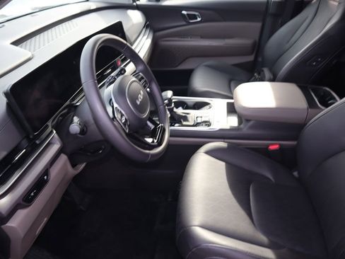 Used 2025 Kia Carnival EX image 17