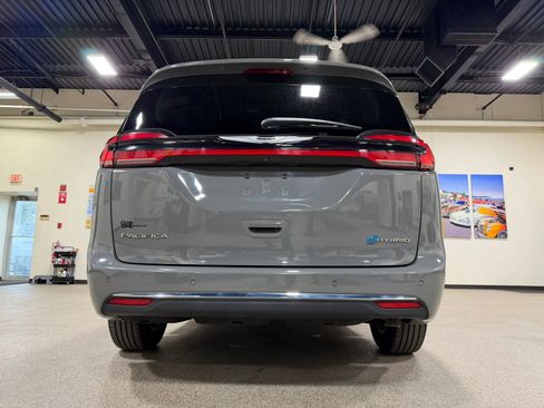 Used 2023 Chrysler Pacifica Touring-L FWD image 18