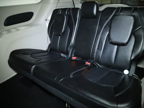 Used 2024 Chrysler Pacifica Touring-L FWD image 13