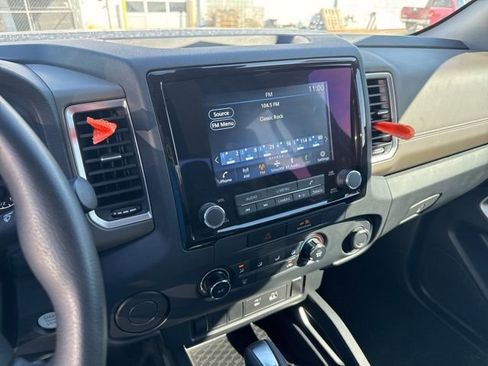 Used 2022 Nissan Frontier SV image 11