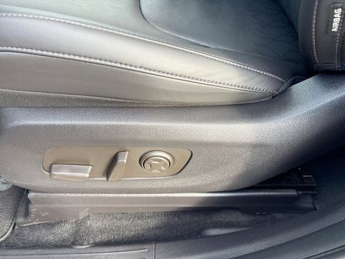 Used 2025 Kia Carnival FWD image 13