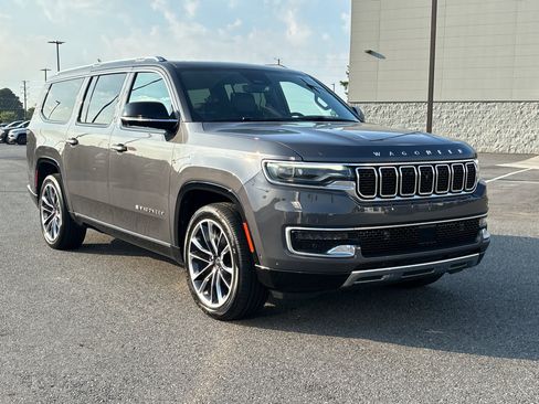 Used 2023 Jeep Wagoneer L Series III w/ Premium Group I AWD/4WD image 3