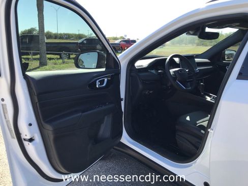 New 2026 Jeep Compass Latitude image 10