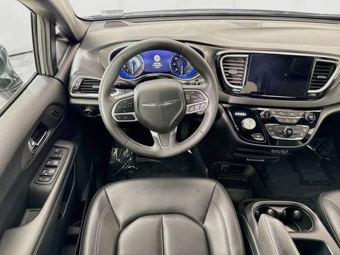 Used 2025 Chrysler Pacifica Select FWD image 22