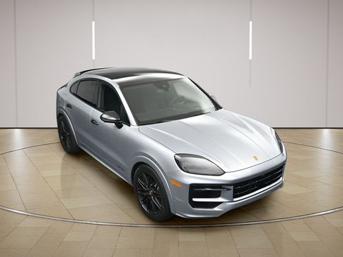 Certified 2025 Porsche Cayenne GTS AWD/4WD image 39