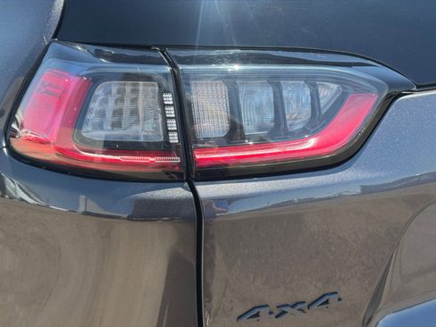 Used 2019 Jeep Cherokee Trailhawk AWD/4WD image 34