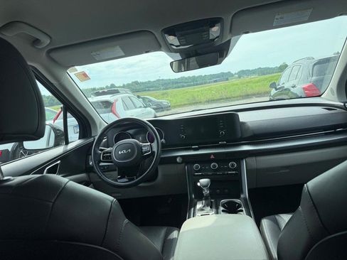 Used 2022 Kia Carnival LX FWD image 8