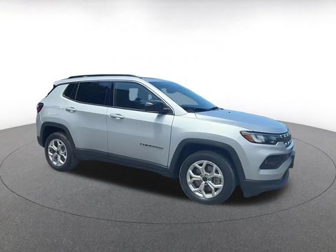 Used 2025 Jeep Compass Latitude AWD/4WD image 2