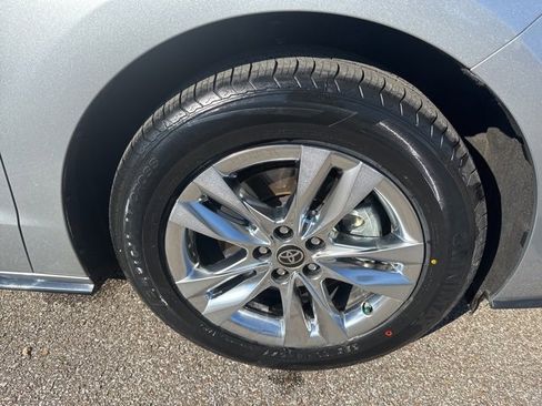 Used 2023 Toyota Sienna Limited image 31